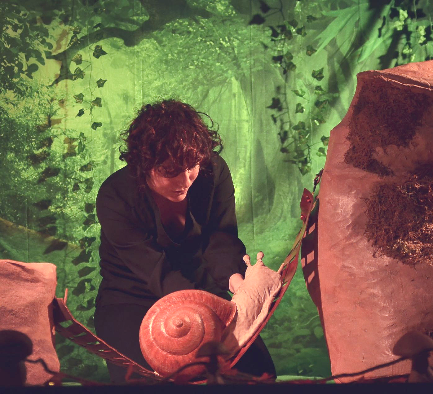 Une marionnettiste manipulant une marionnette d'escargot