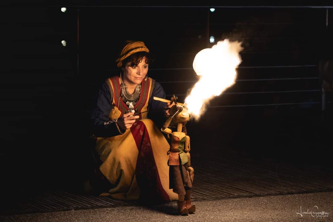 marionnettiste et marionnette cracheuse de feu