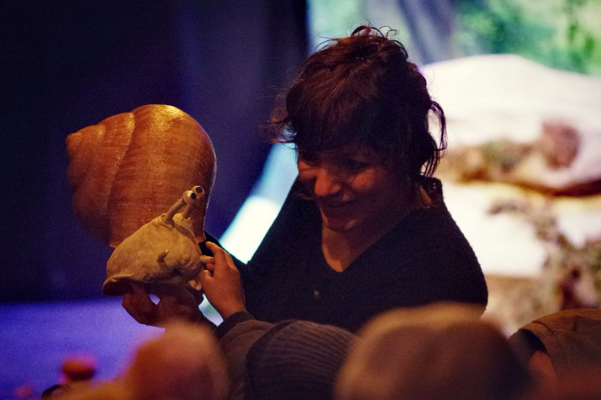 spectacle Chlouc Ambraluna masque comédienne marionettiste marionnette escargot jeune public