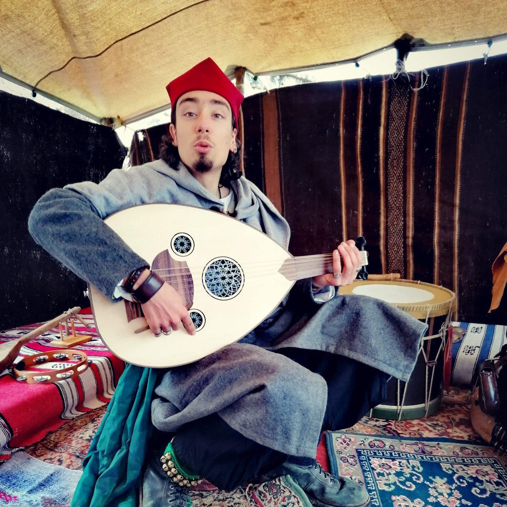 spectacle Chrétiens d'Orient dromadaire Ambraluna musiciens oud flûte musique d'orient tente berbère narguilé