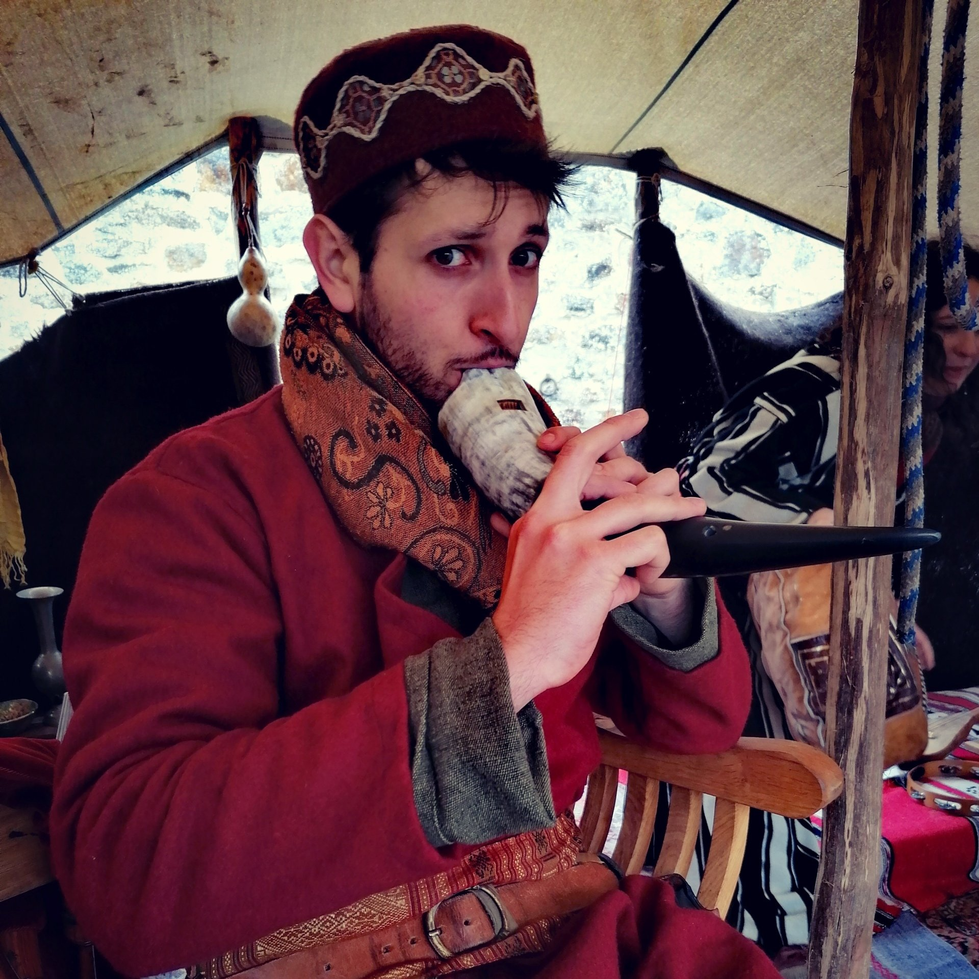 spectacle Chrétiens d'Orient dromadaire Ambraluna musiciens oud flûte corne musique d'orient tente berbère narguilé