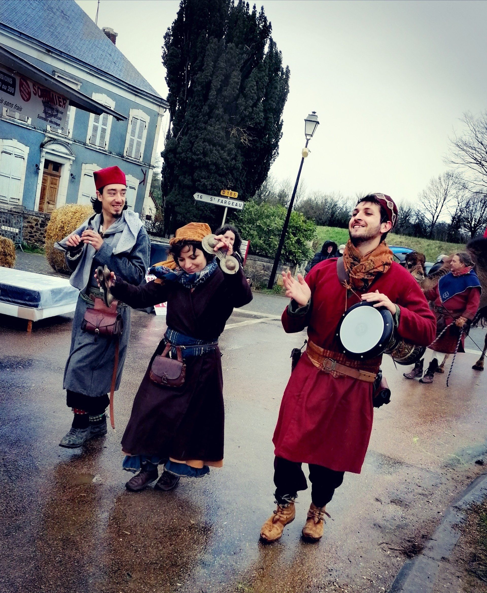 spectacle Chrétiens d'Orient dromadaire Ambraluna musiciens oud flûte musique d'orient karkabou darbouka