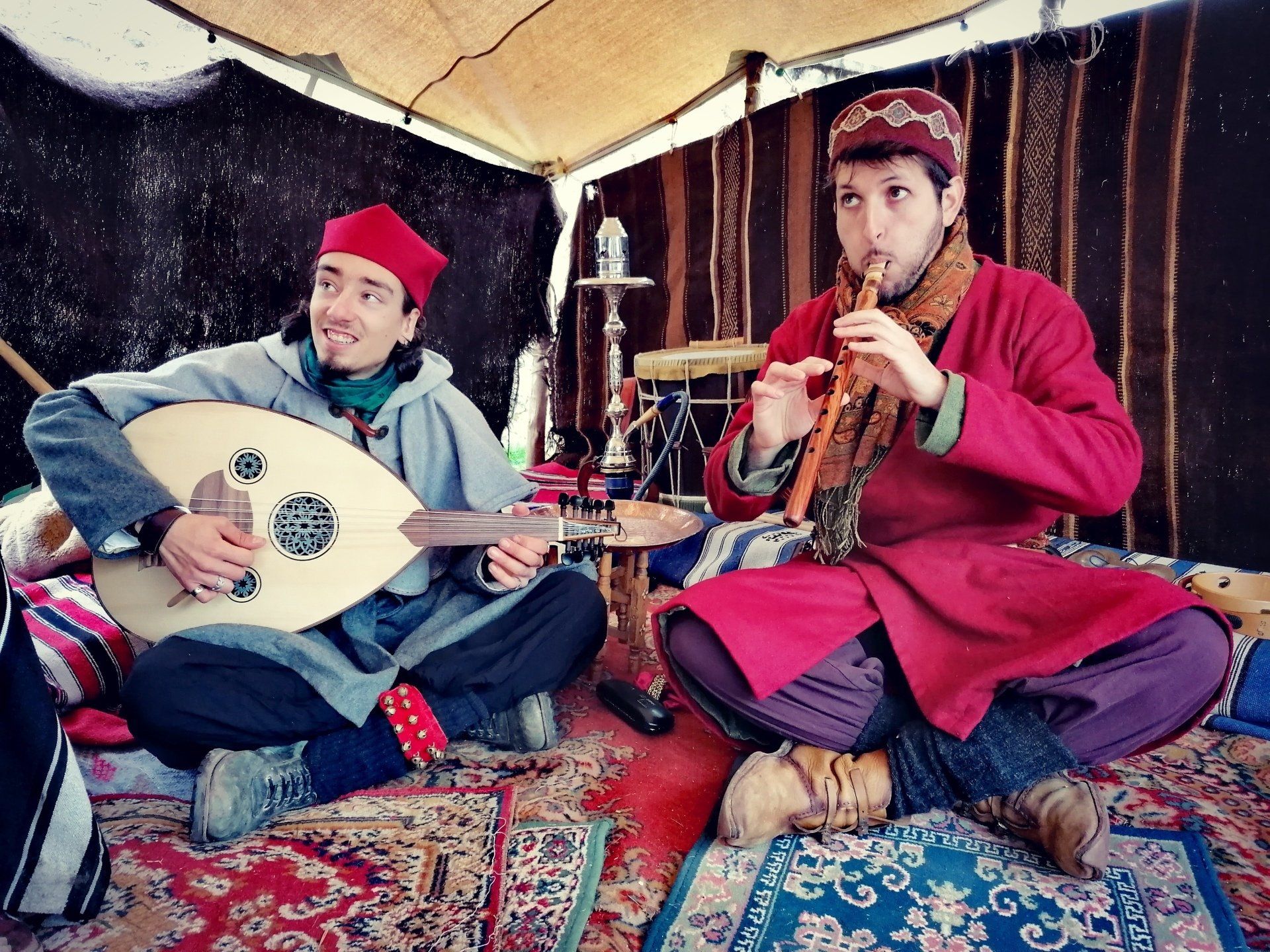 spectacle Chrétiens d'Orient dromadaire Ambraluna musiciens oud flûte musique d'orient tente berbère narguilé
