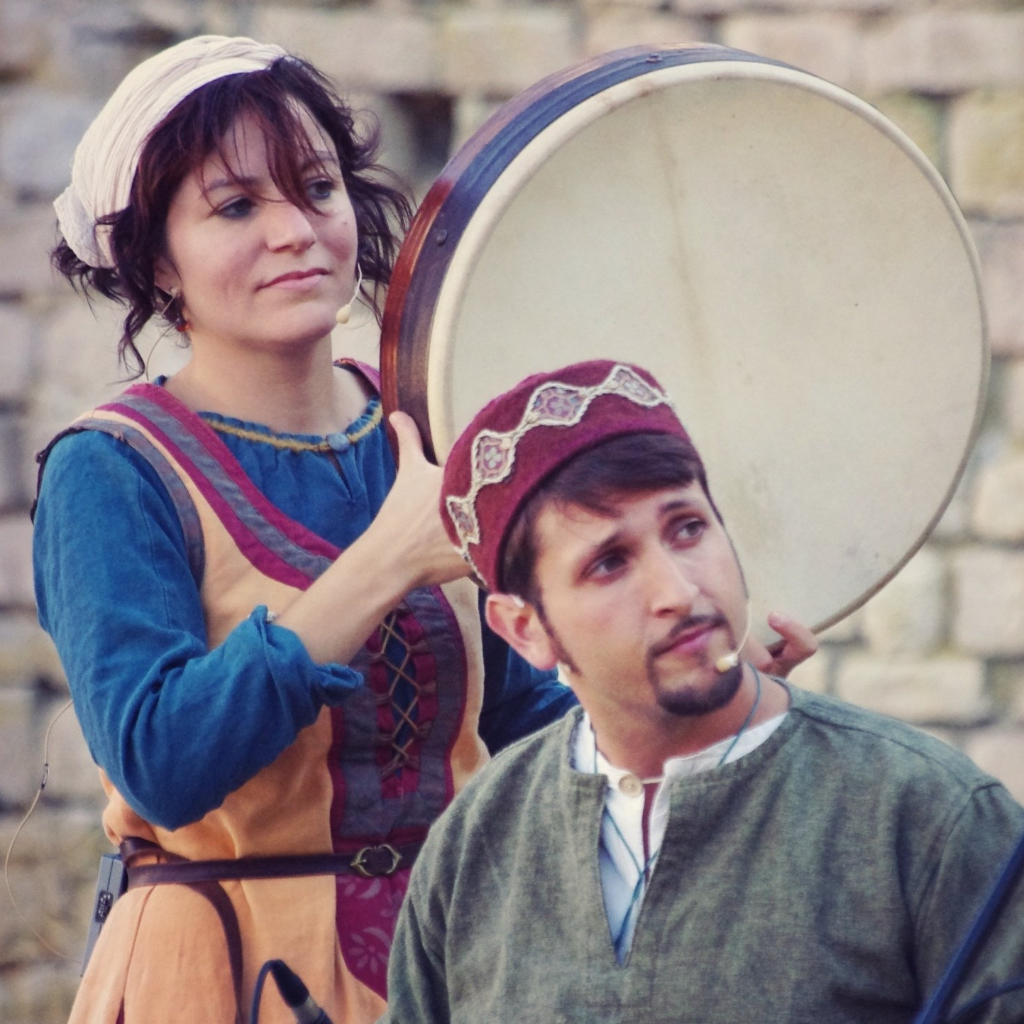 spectacle Per Viam Ambraluna costume médiéval deux musiciens bendir