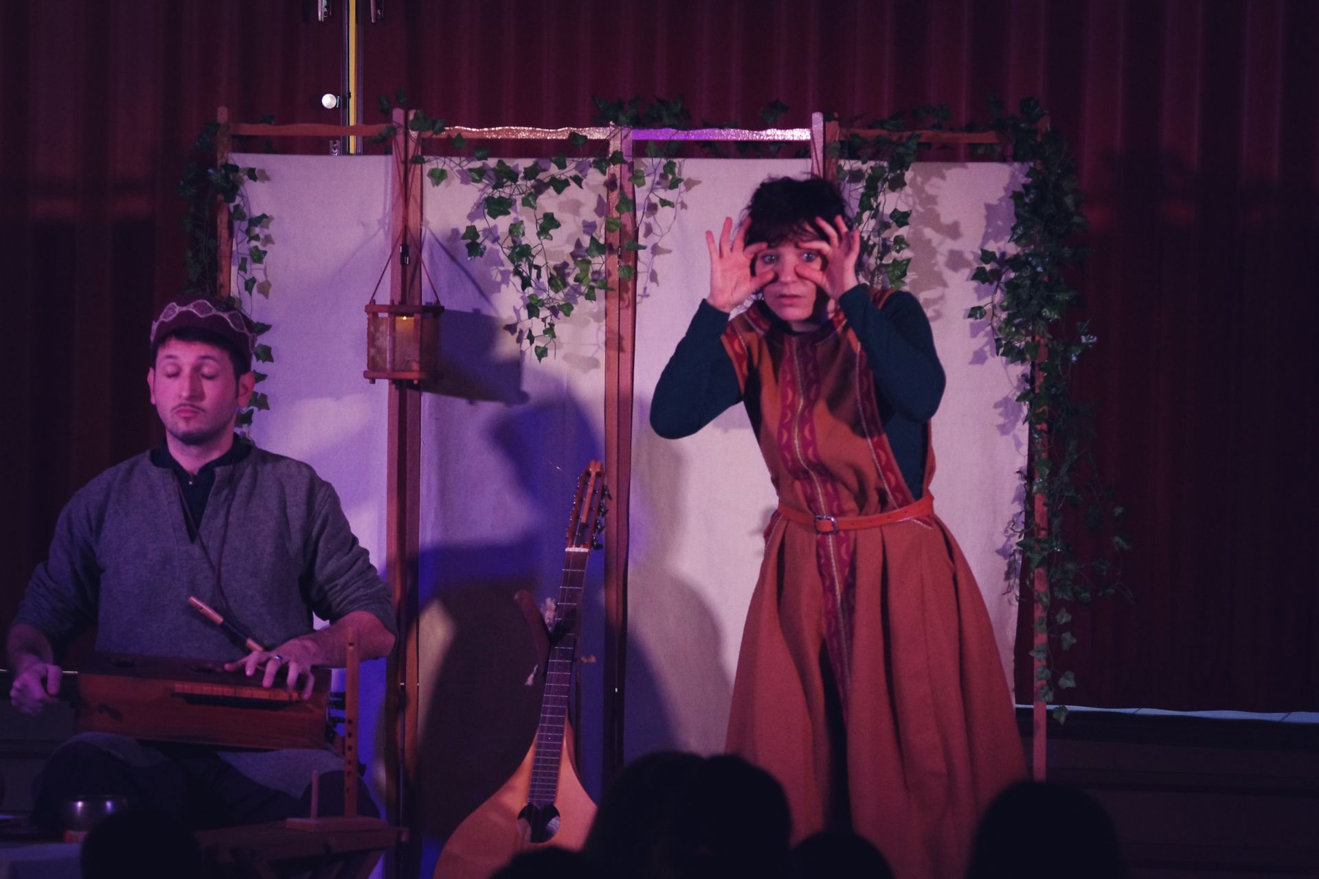 spectacle contes de Yule ambraluna conteuse musicien costume chiffonie mandole flûte