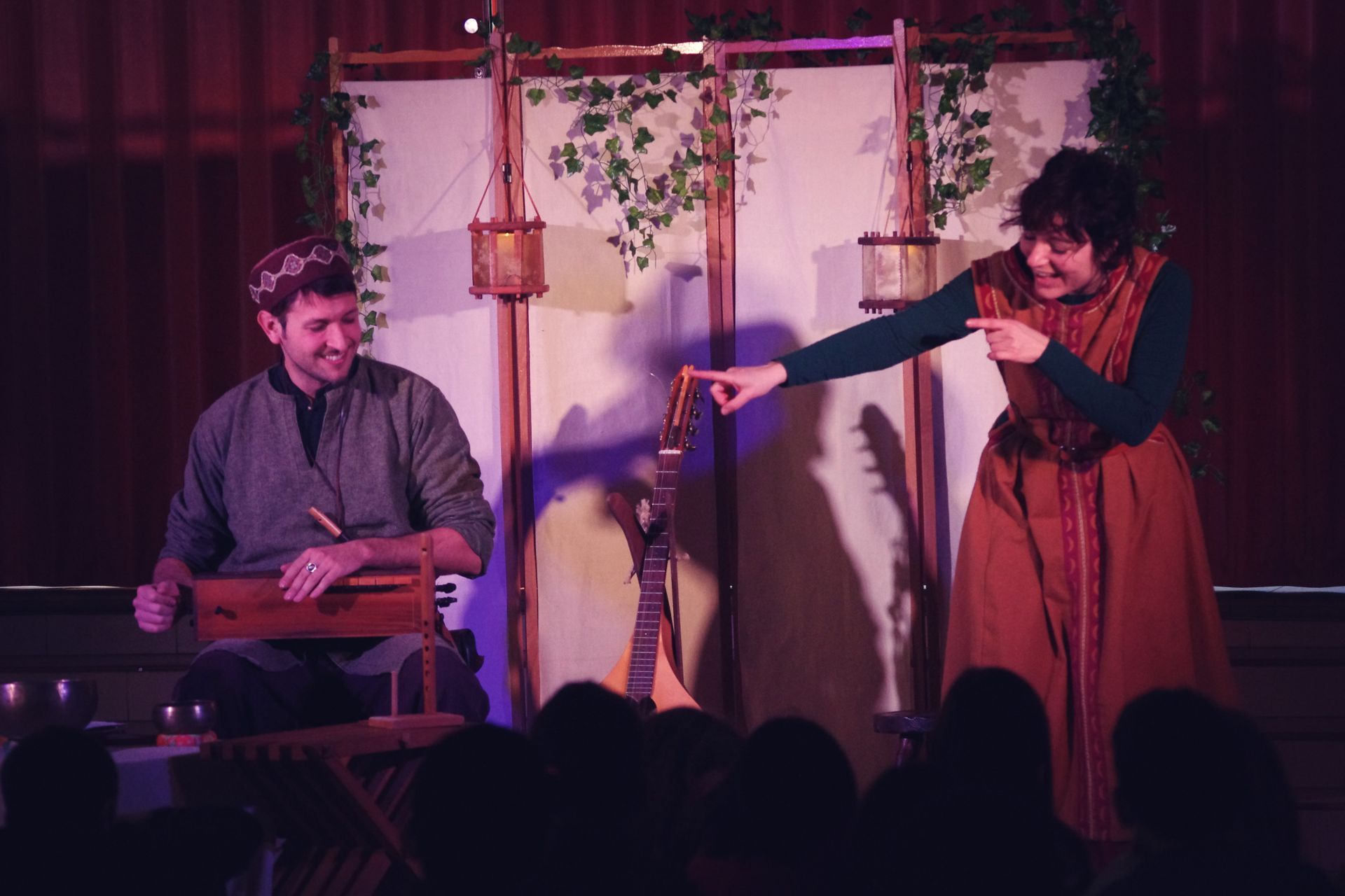 spectacle contes de Yule Ambraluna conteuse musicien chiffonie mandole costume