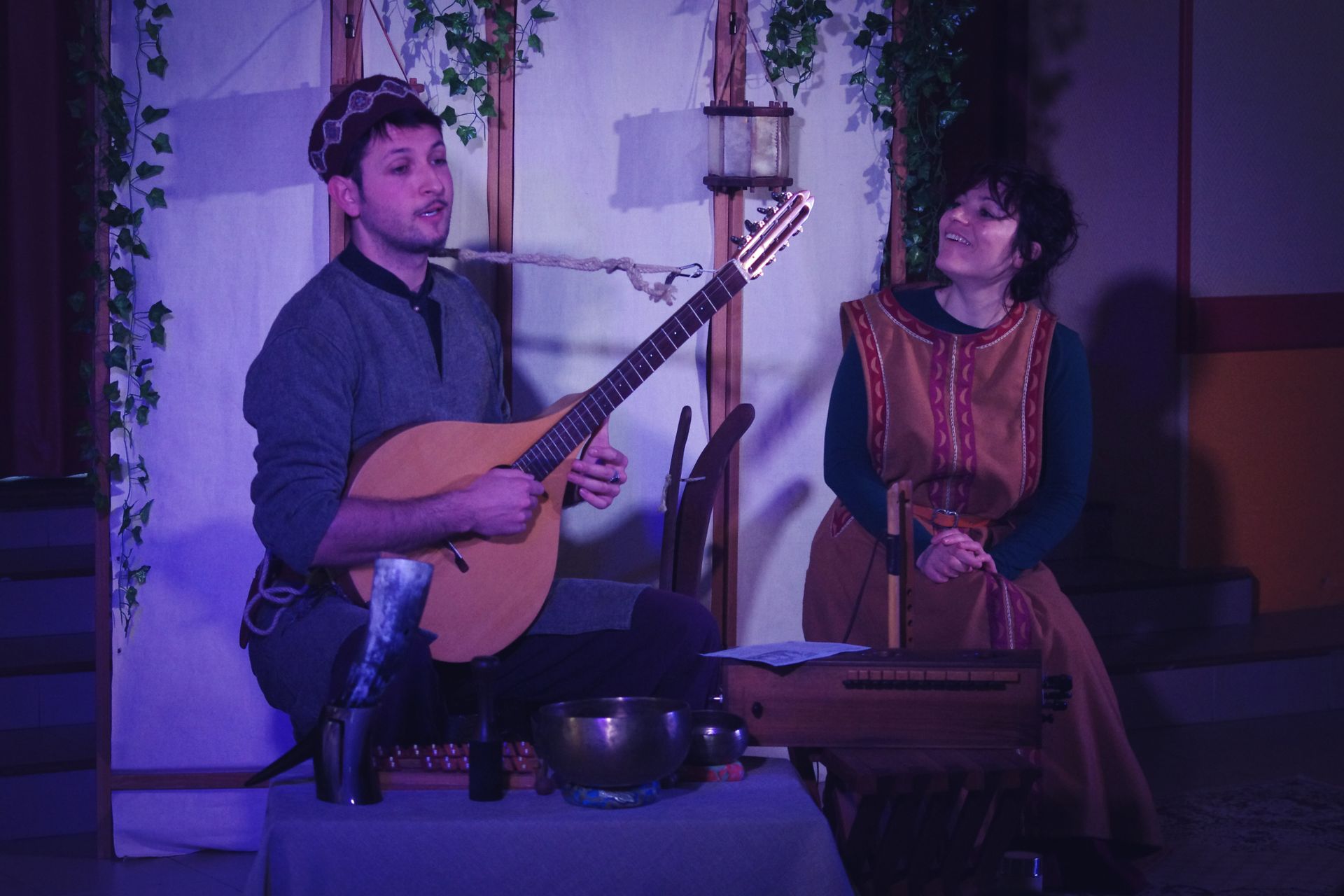 spectacle contes de Yule Ambraluna conteuse musicien chiffonie mandole costume