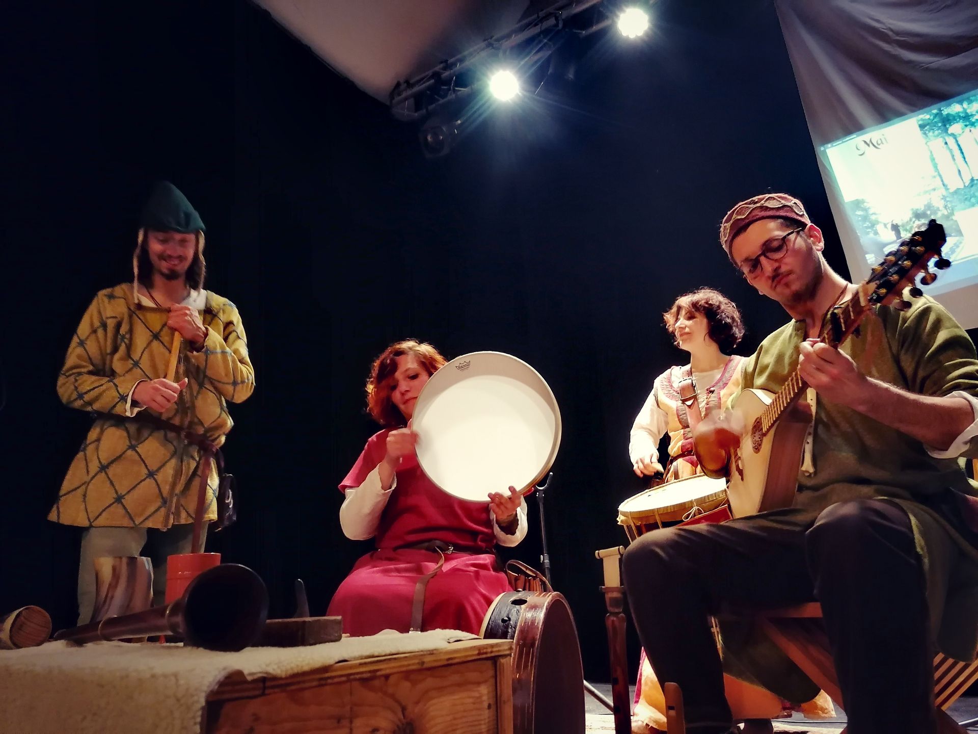 assemblée générale Ambraluna soirée adhérents festive banquet quatre musicien costume médiéval bendir tambour flûte mandole