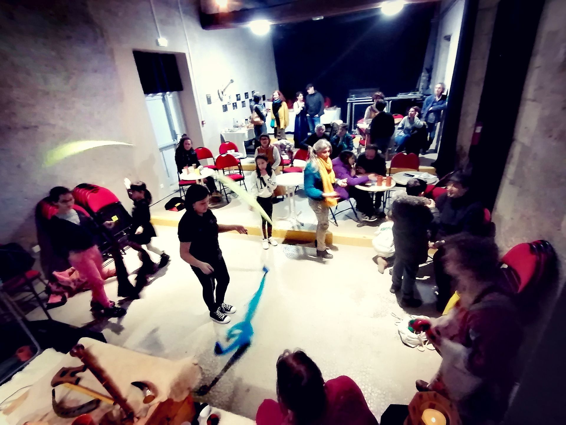 assemblée générale Ambraluna soirée adhérents festive quatre musiciens costume médiéval bendir tambour flûte mandole jongleur