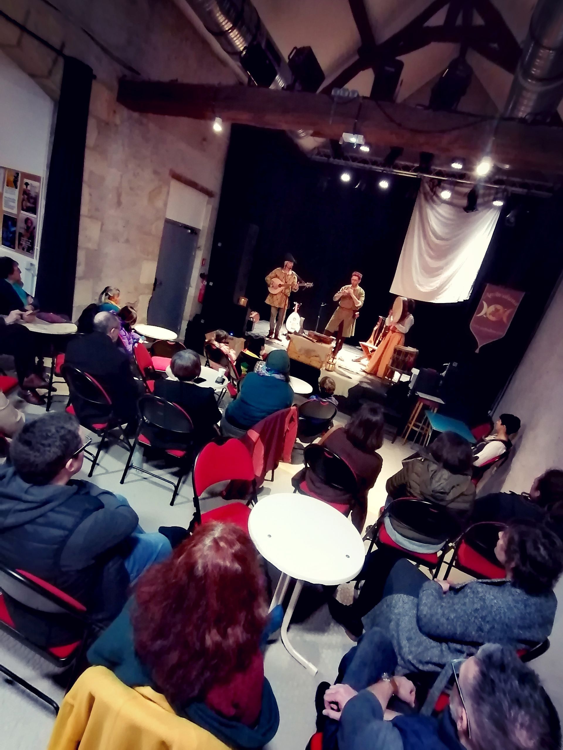 assemblée générale Ambraluna soirée adhérents festive banquet quatre musicien costume médiéval bendir tambour flûte mandole