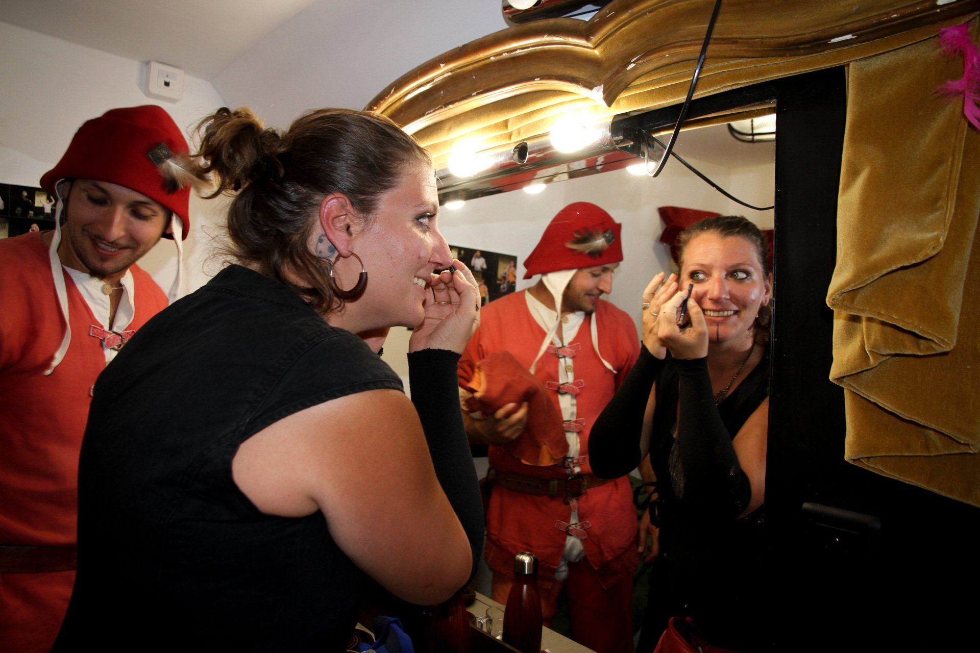 coulisse scène des quais Ambraluna préparation costume médiéval maquillage off