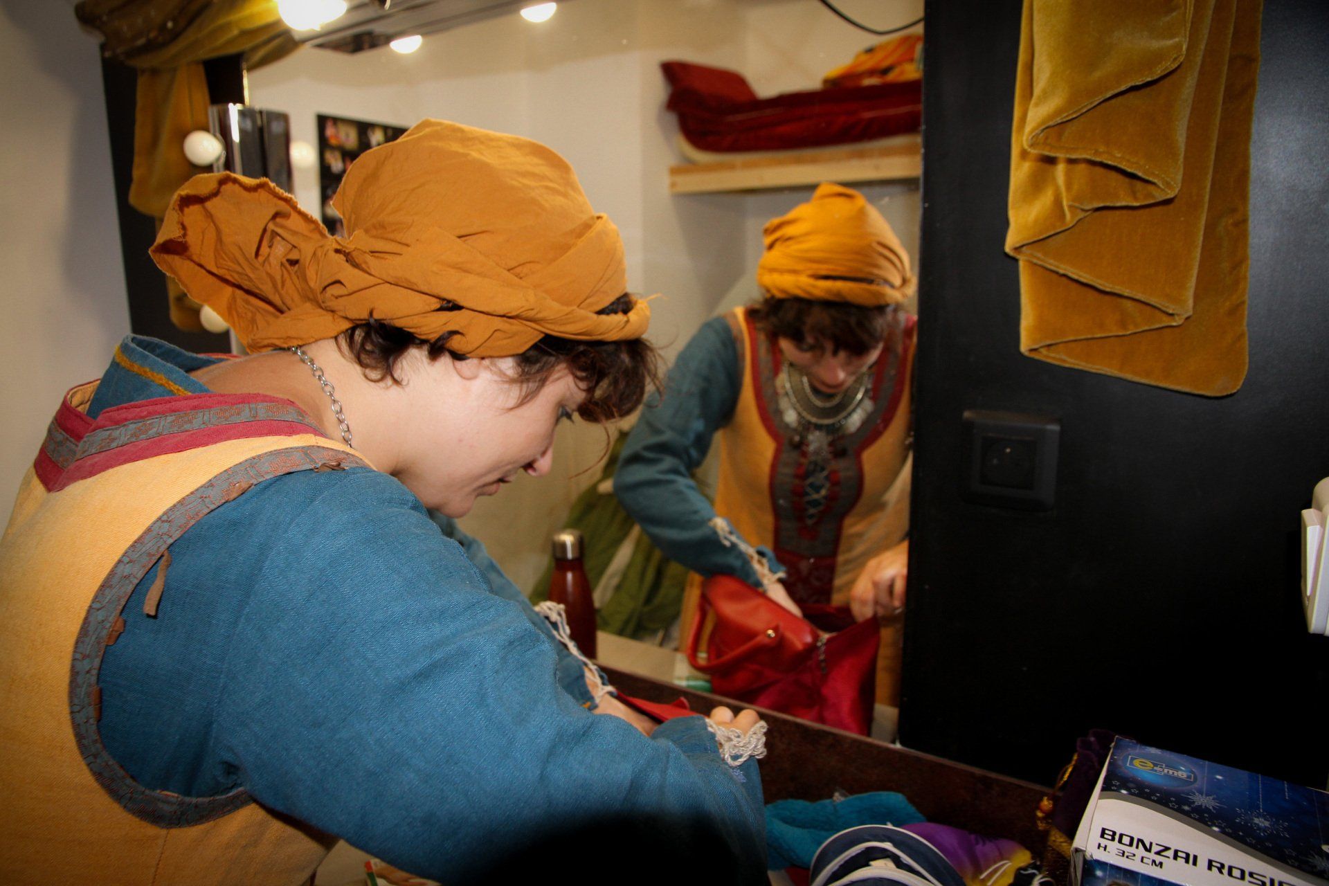 coulisse scène des quais Ambraluna préparation costume médiéval maquillage off