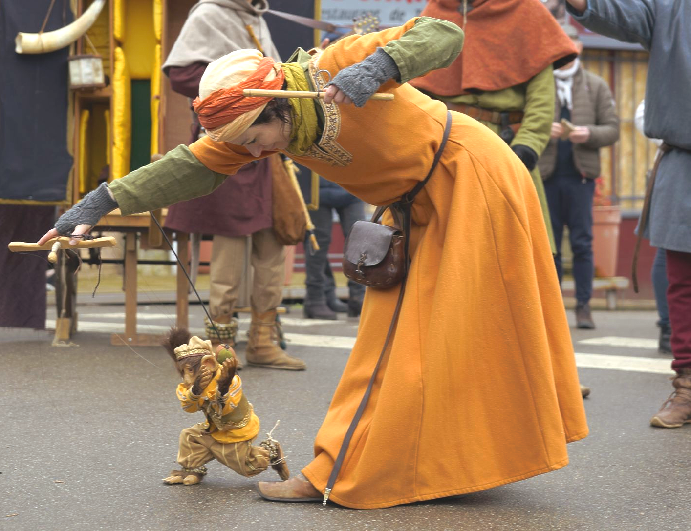 deux comédiens musiciens cornemuse et tambour devant la charrette