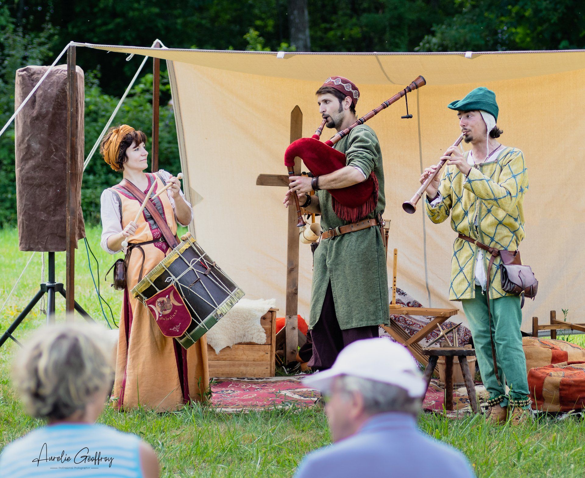 spectacle A Pas de Jongleurs Ambraluna feu Saint Jean trois musiciens tambour cornemuse gaïta tarote costume médiéval