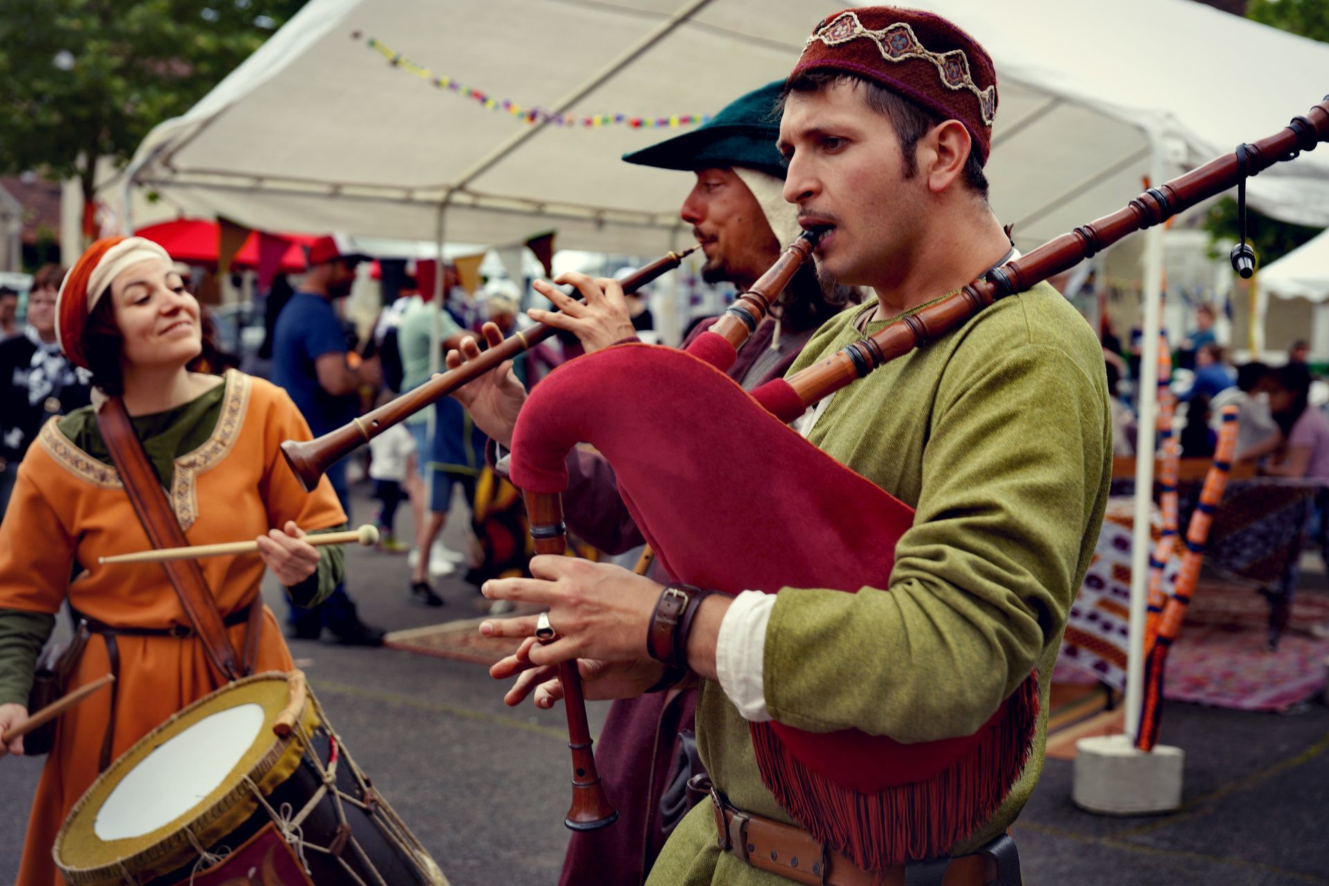 Spectacle Per Viam Festi'mômes trois musiciens costume médiéval instruments tambour tarote gaïta cornemuse journée festive