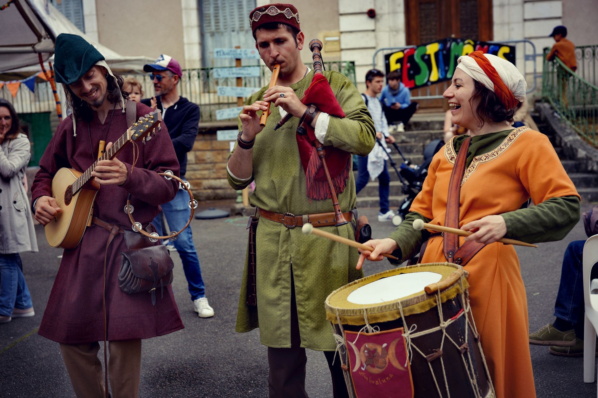 Spectacle Per Viam Festi'mômes trois musiciens costume médiéval instruments tambour tarote gaïta cornemuse journée festive