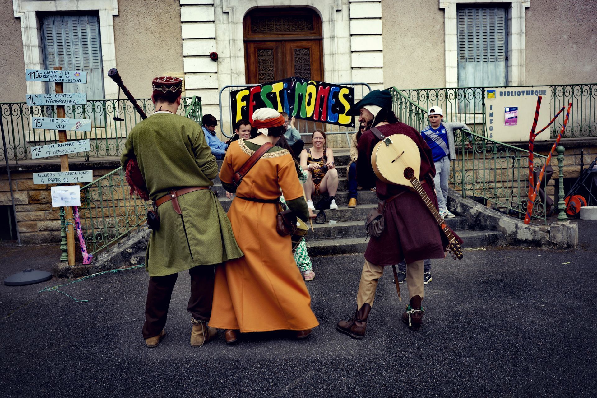 Spectacle Per Viam Festi'mômes trois musiciens costume médiéval instruments tambour tarote gaïta cornemuse journée festive