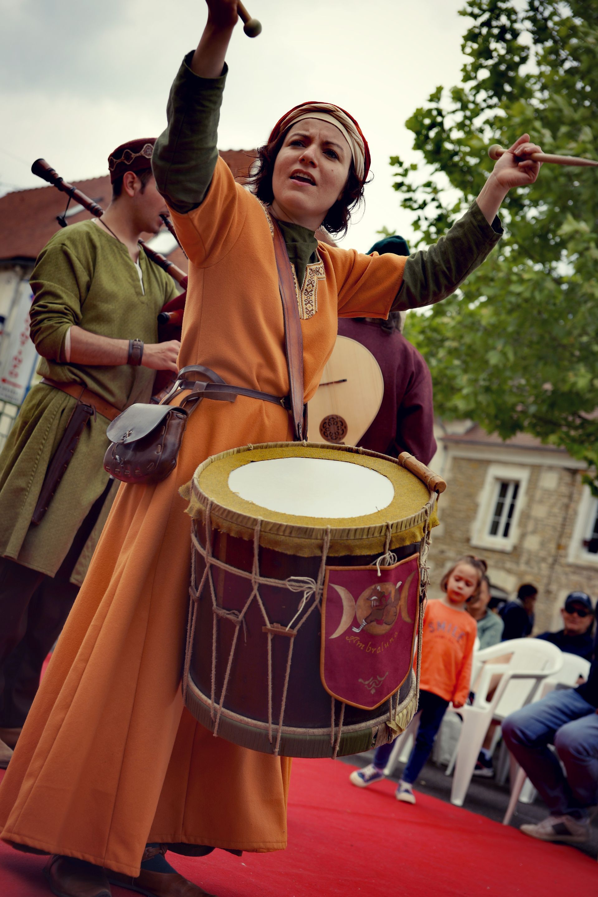 Spectacle Per Viam Festi'mômes trois musiciens costume médiéval instruments tambour tarote gaïta cornemuse journée festive