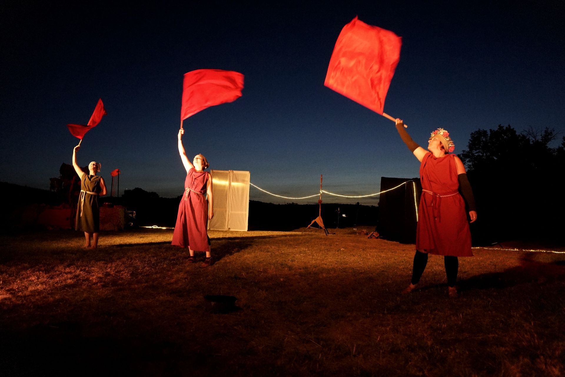 spectacle sur mesure Escolives Ambraluna L aime en Terre comédien musicien jongleur pyrotechnie costume feu d'artifice feu