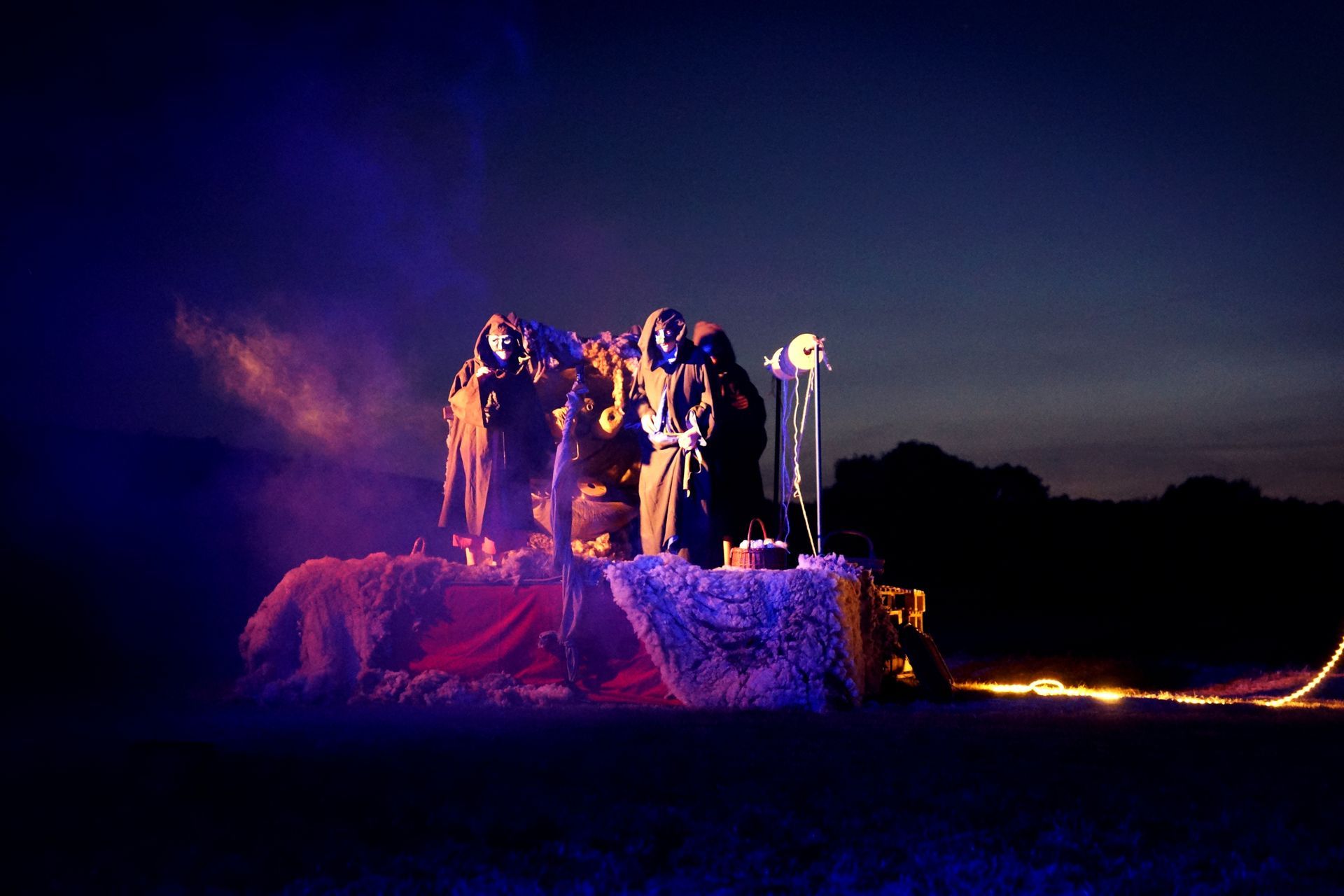 spectacle sur mesure Escolives Ambraluna L aime en Terre comédien musicien jongleur pyrotechnie costume feu d'artifice feu