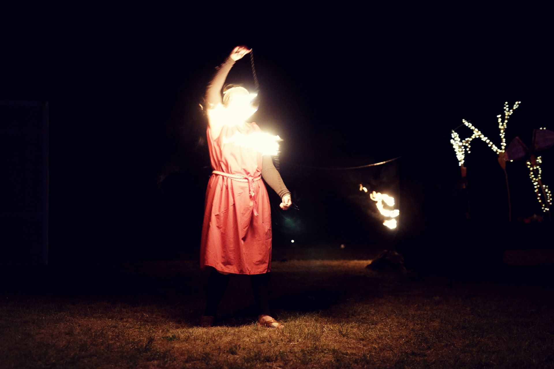 spectacle sur mesure Escolives Ambraluna L aime en Terre comédien musicien jongleur pyrotechnie costume feu d'artifice feu