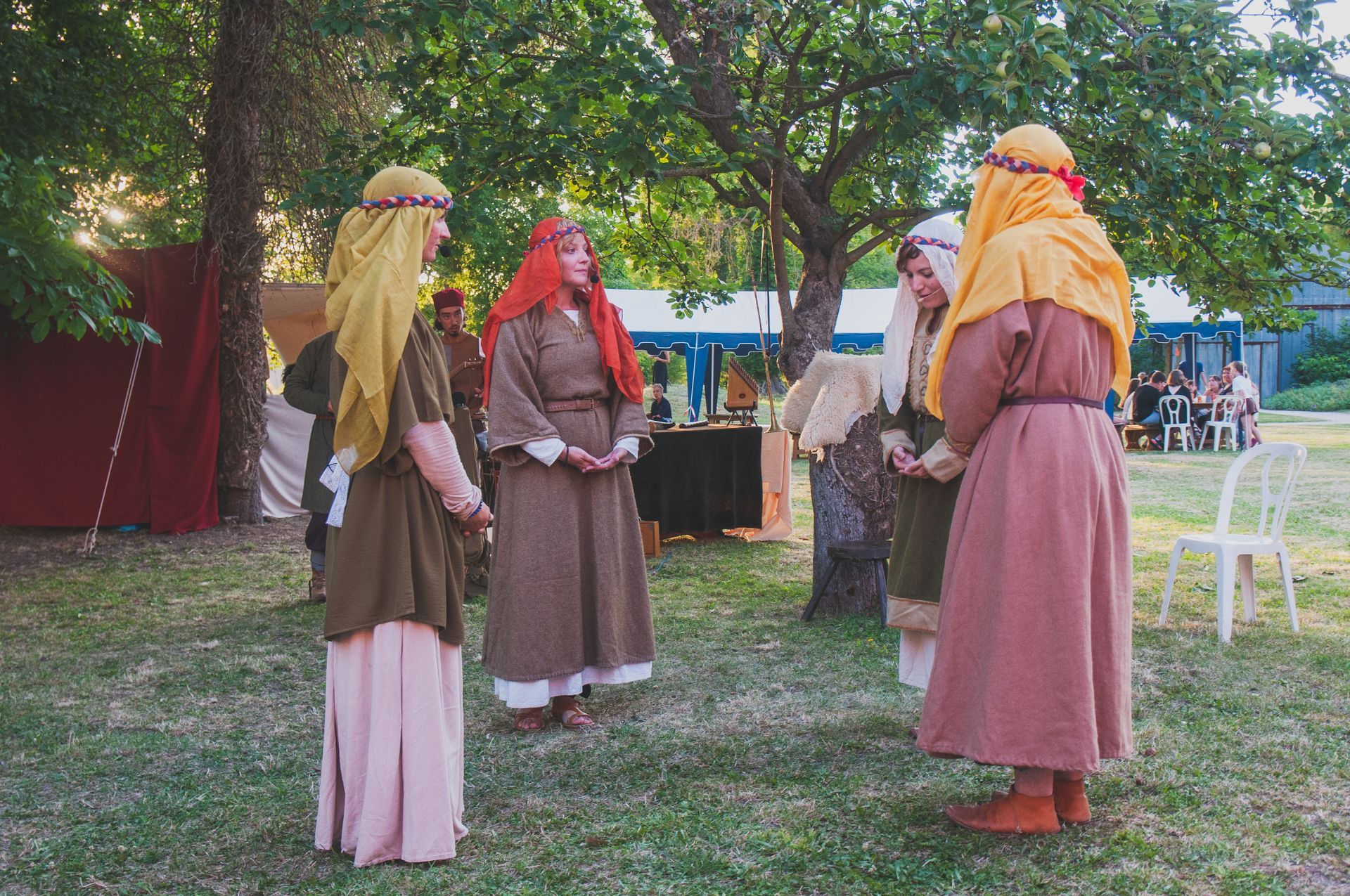 spectacle sur mesure Ambraluna Laime en Terre quatre comédiennes costume mérovingien site archéologique