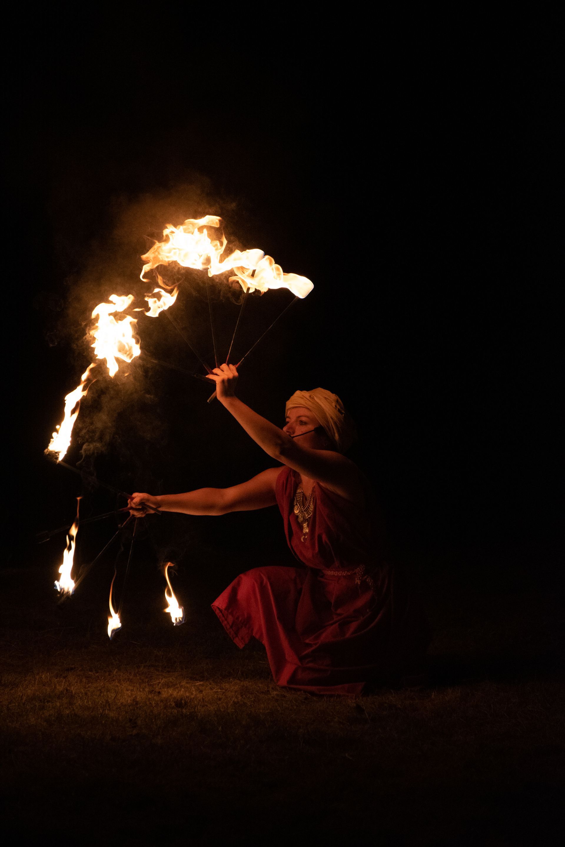 spectacle sur mesure Ambraluna Laime en Terre quatre comédiennes costume mérovingien site archéologique musique feu