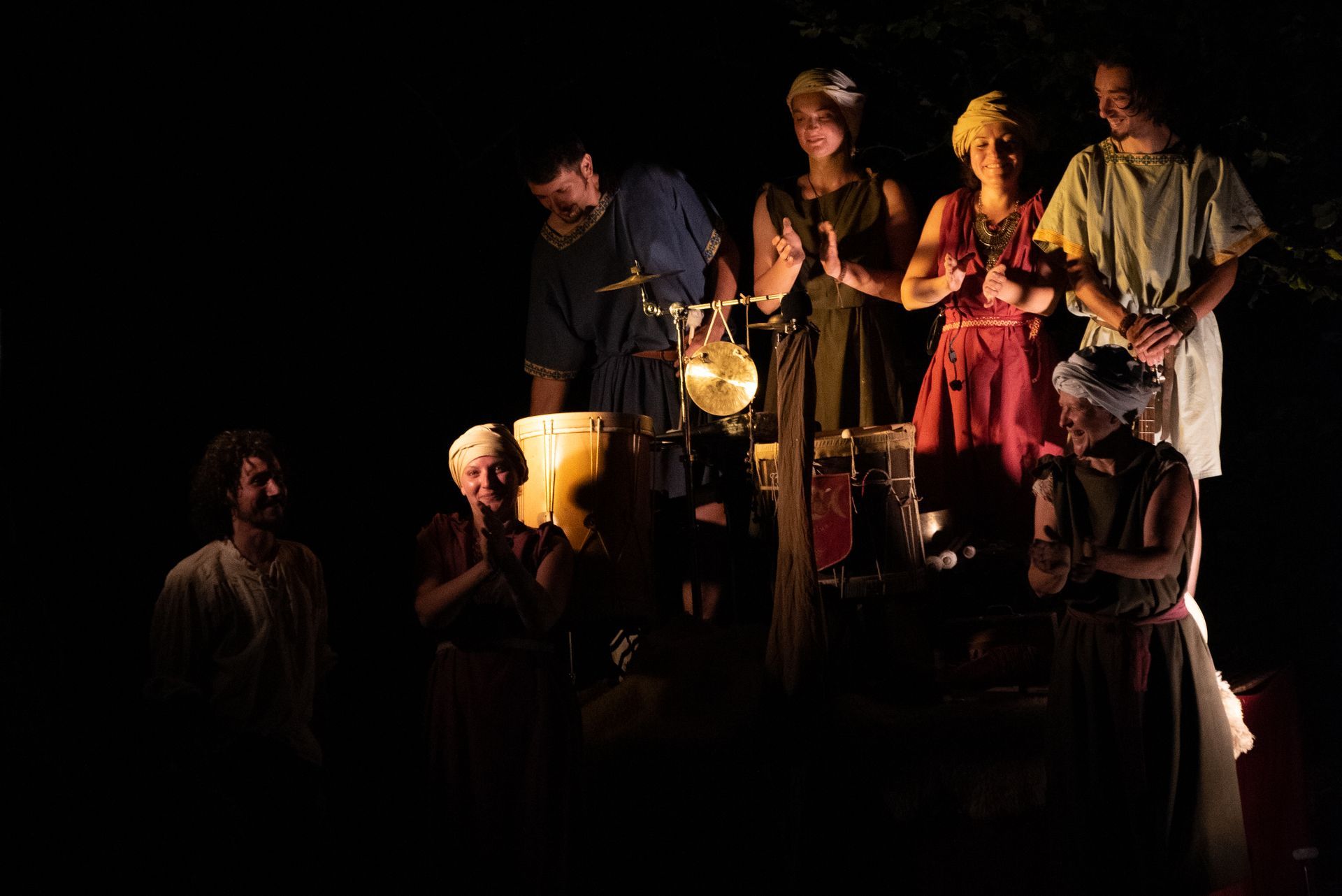 spectacle sur mesure Ambraluna Laime en Terre quatre comédiennes costume mérovingien site archéologique musique feu