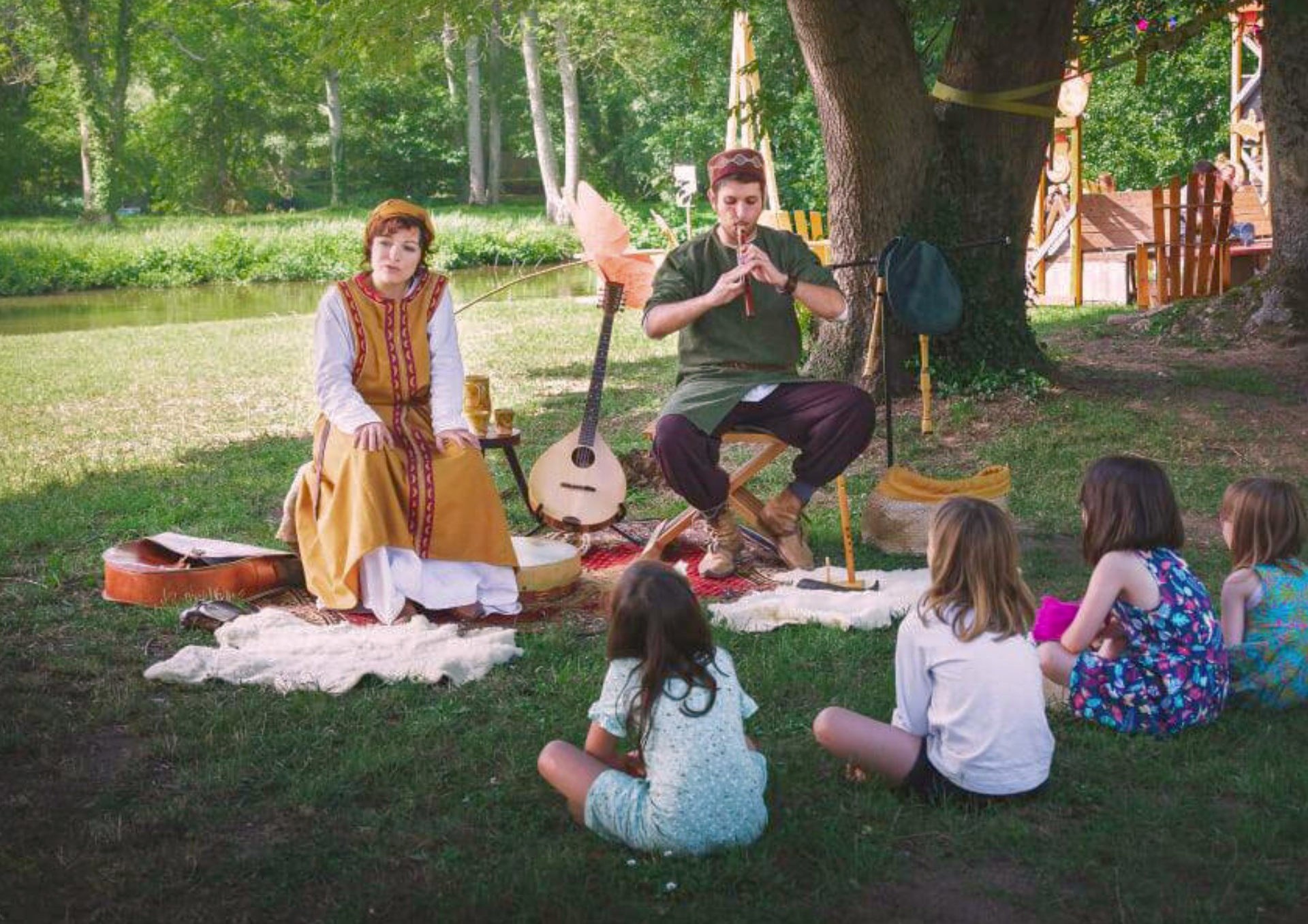 Une conteuse et un musicien en costume médiéval lors d'une racontée escarcelle à histoires