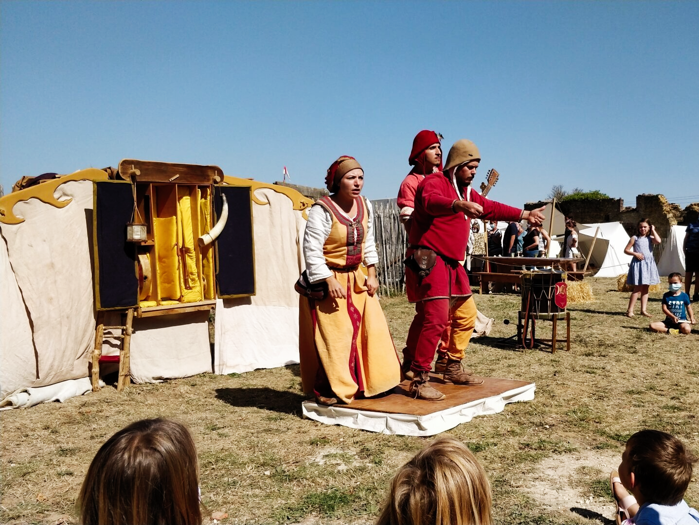 représentation de la Charrette des Bateleurs 3 comédiens en costumes médiévaux