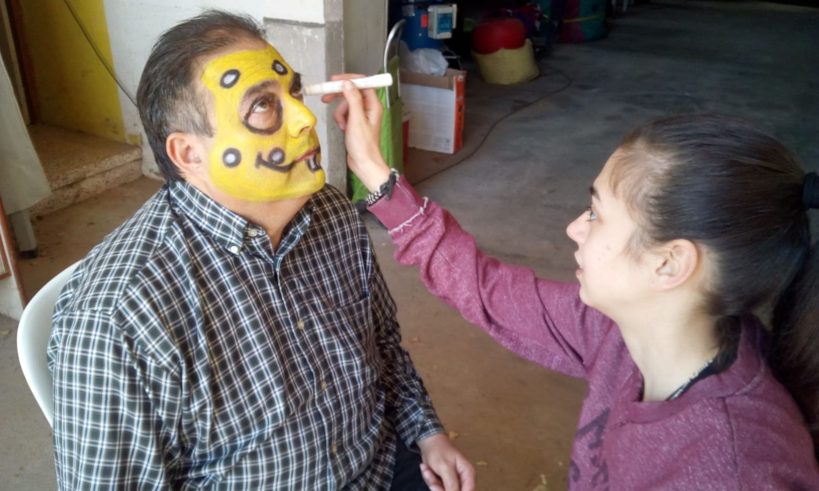 Nuestra nueva pintacaras, Mireia, practicando con nuestro director Ramon (hacía falta un voluntario)