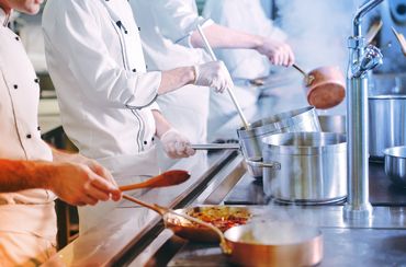 Zentraler Herd in einer Restaurantküche Herd in der Küche eines großen Restaurants