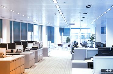 Großraumbüro mit Klimaanlage Großraumbüro mit Lüftungsschlitzen einer moderner Klimaanlage an der Decke