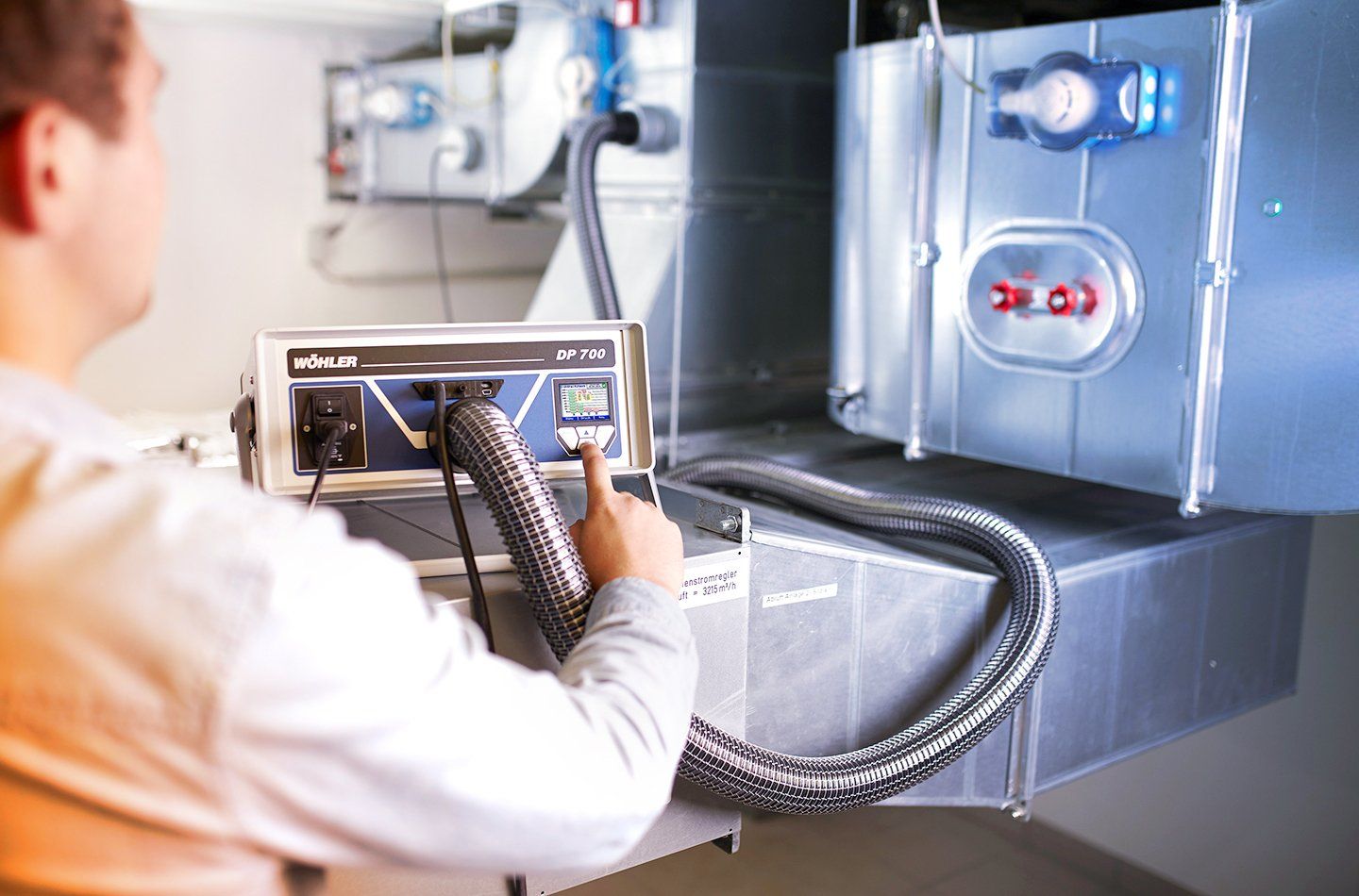 Wöhler DP 700 Dichtheitsprüfgerät in Anwendung Mitarbeiter führt eine Dichtheitsprüfung bei einer Raumlufttechnischen Anlage (RLT)durch
