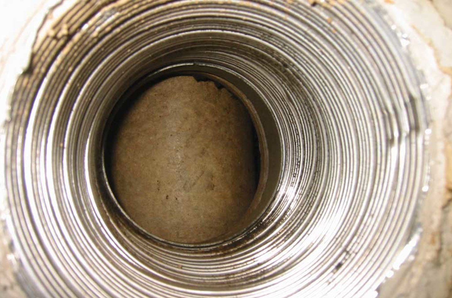 Blick in ein Lüftungsrohr nach der professionellen Reinigung