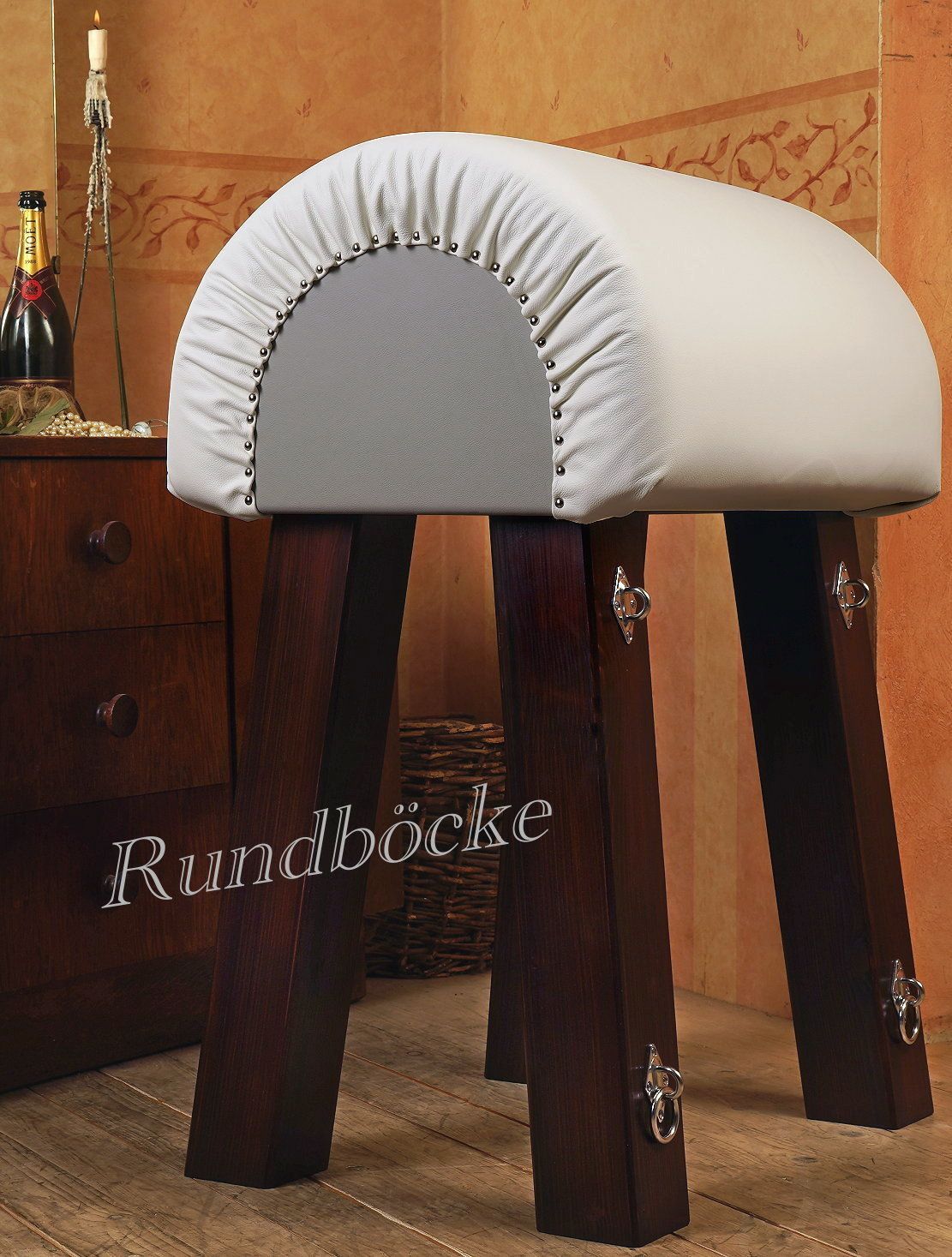 Für weitere Infos und Preise , click einfach auf das Bild Rundbock
BDSM-Bock
Strafbock gepolstert