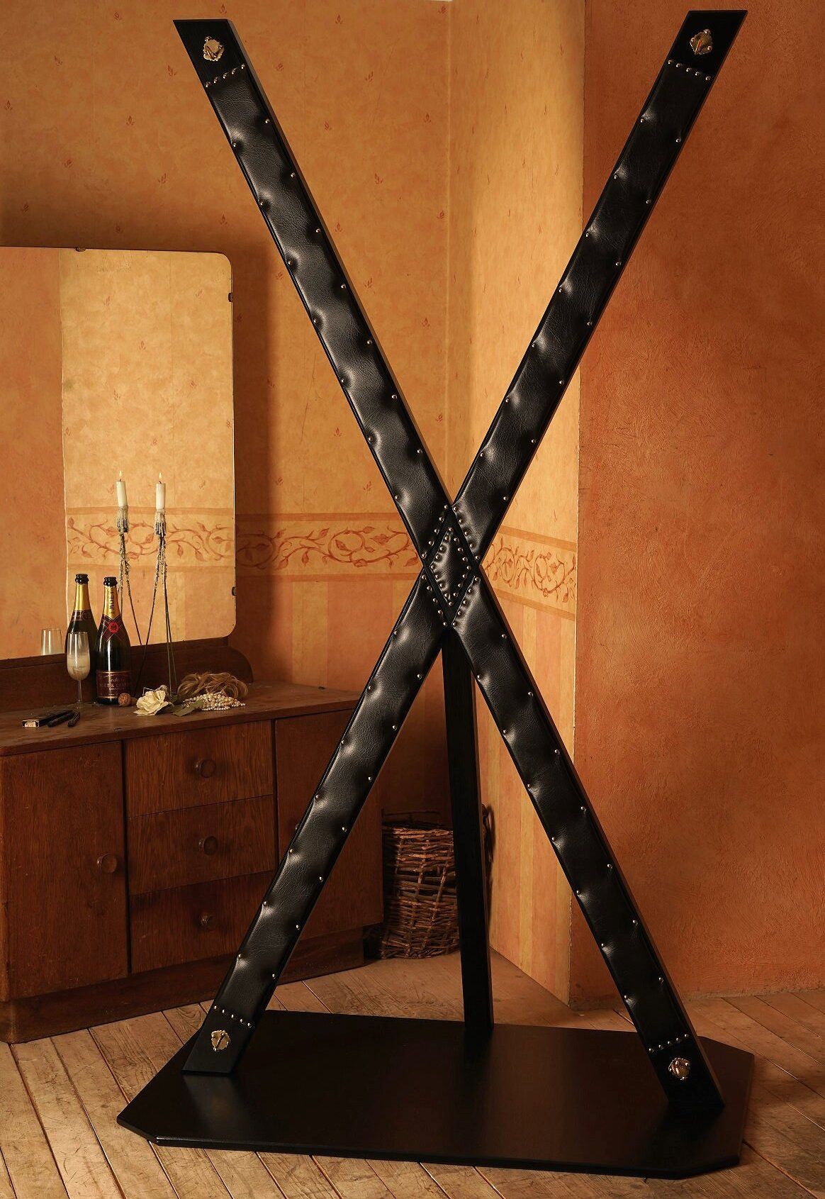 Für weitere Infos und Preise , click einfach auf das Bild Standkreuz BDSM-Kreuz Andreaskreuz gepolstert chesterfield