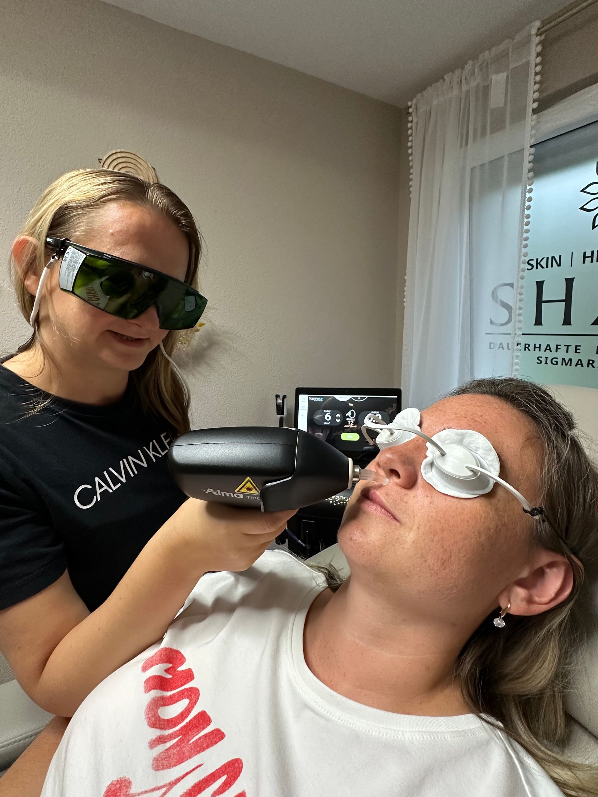 Laser Behandlung bei einer Frau im Gesicht