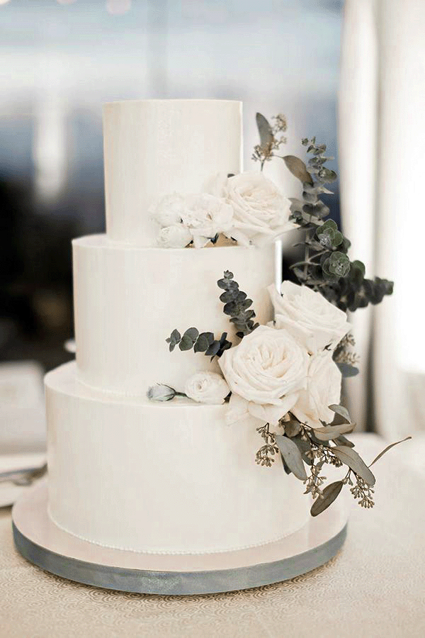 Hochzeitstorte mit Rosengesteck
