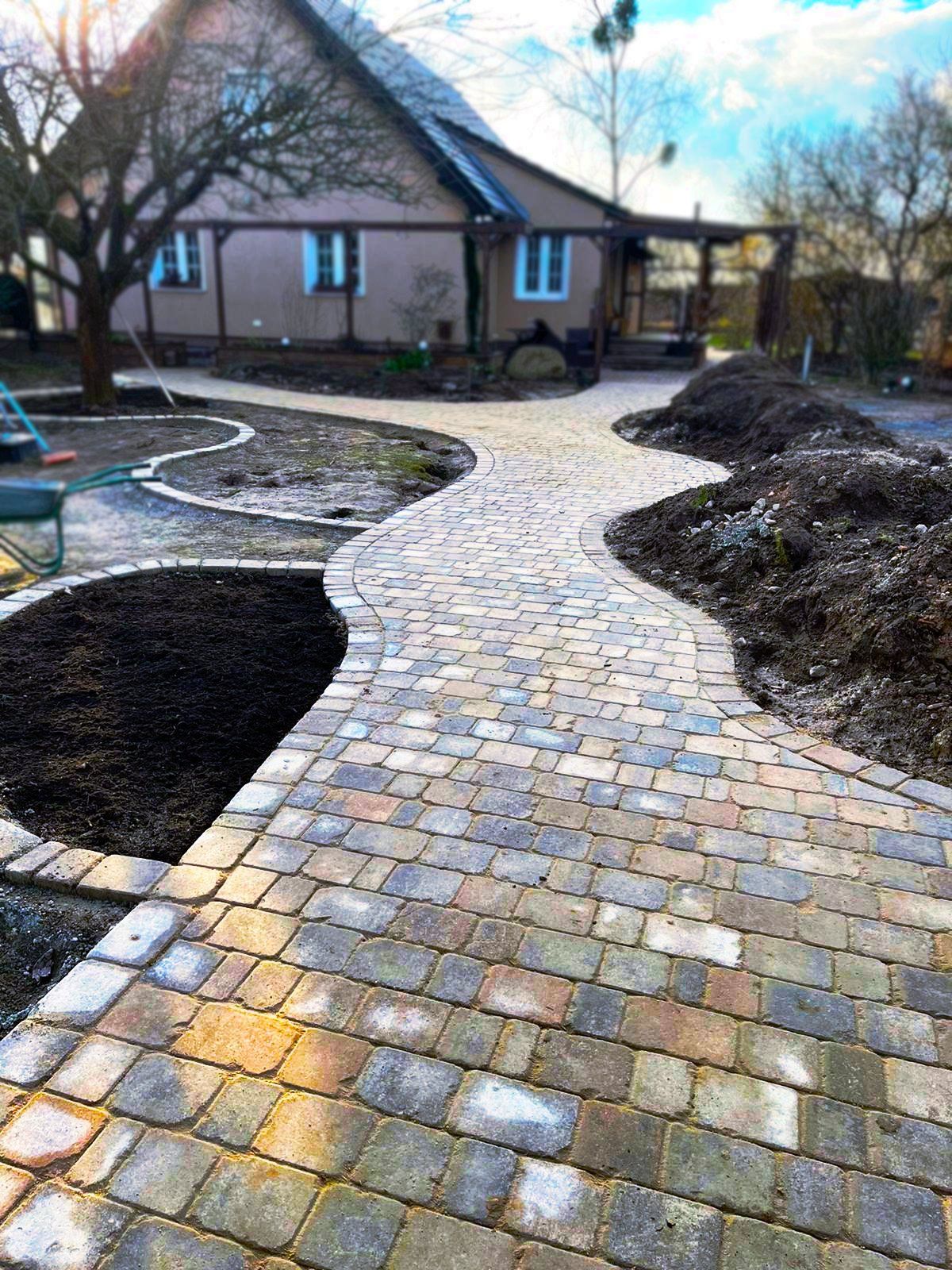 Skandi Garden - Garten- und Landschaftsbau, gepflasterter Weg