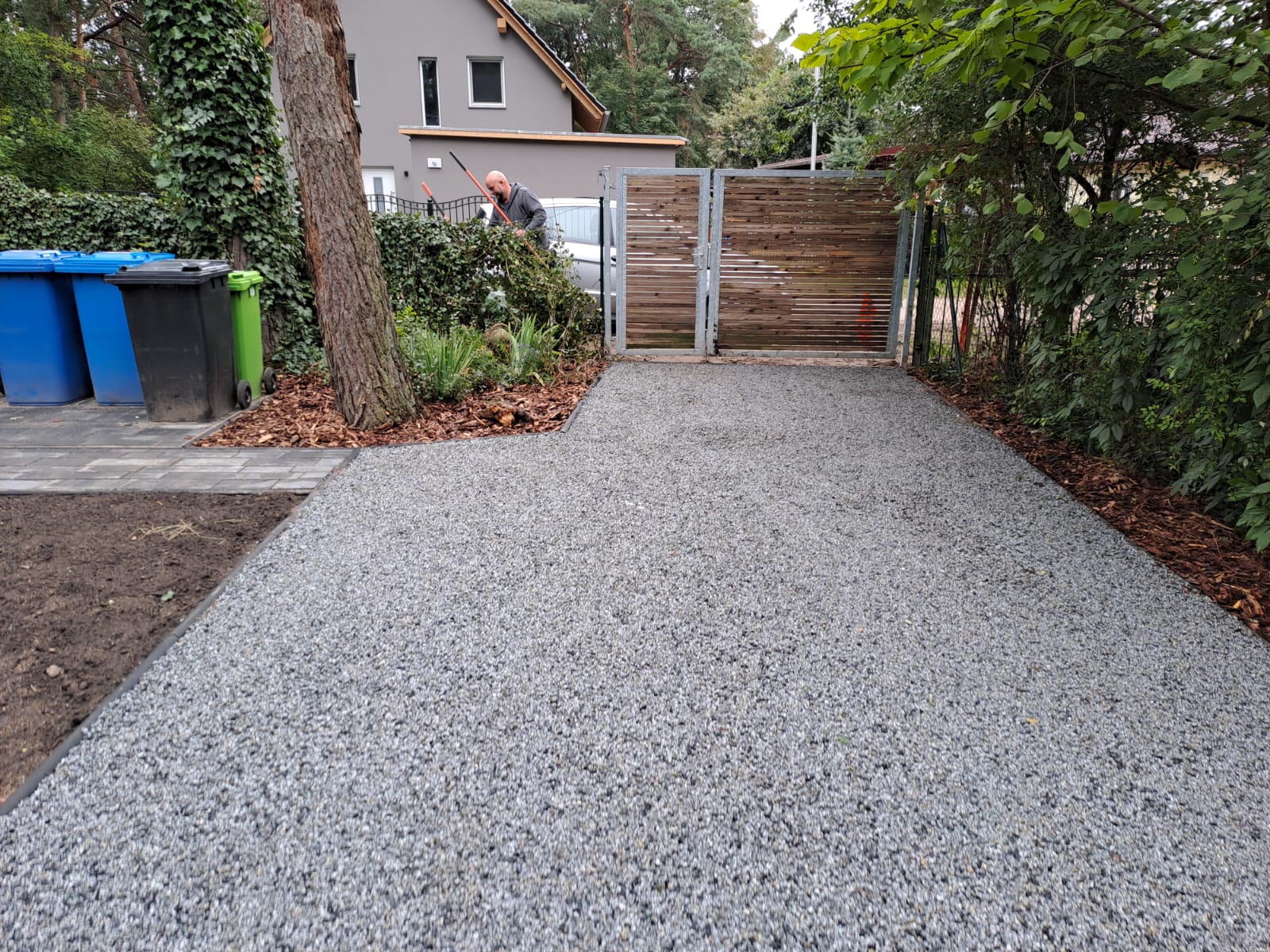 Skandi Garden - Garten- und Landschaftsbau, Kieswaben gefüllt mit Kies als Auffahrt