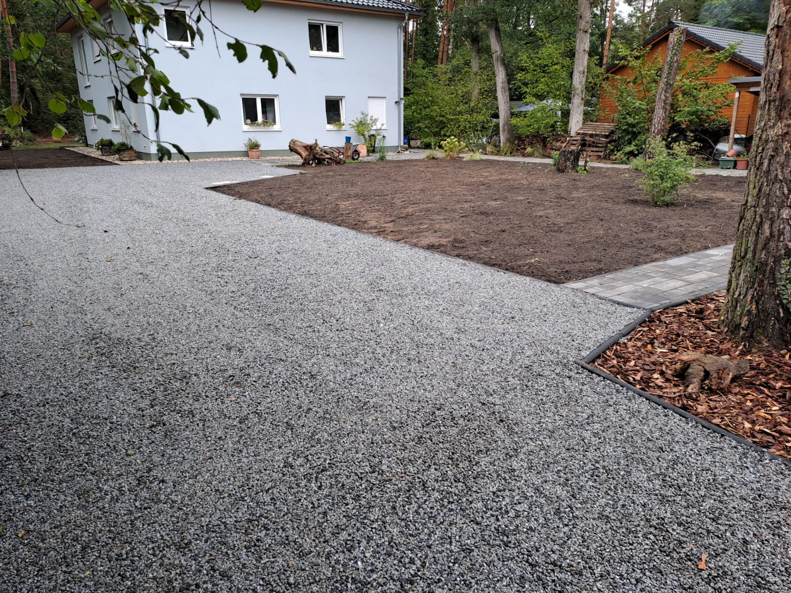 Skandi Garden - Garten- und Landschaftsbau, Kieswaben gefüllt mit Kies als Auffahrt
