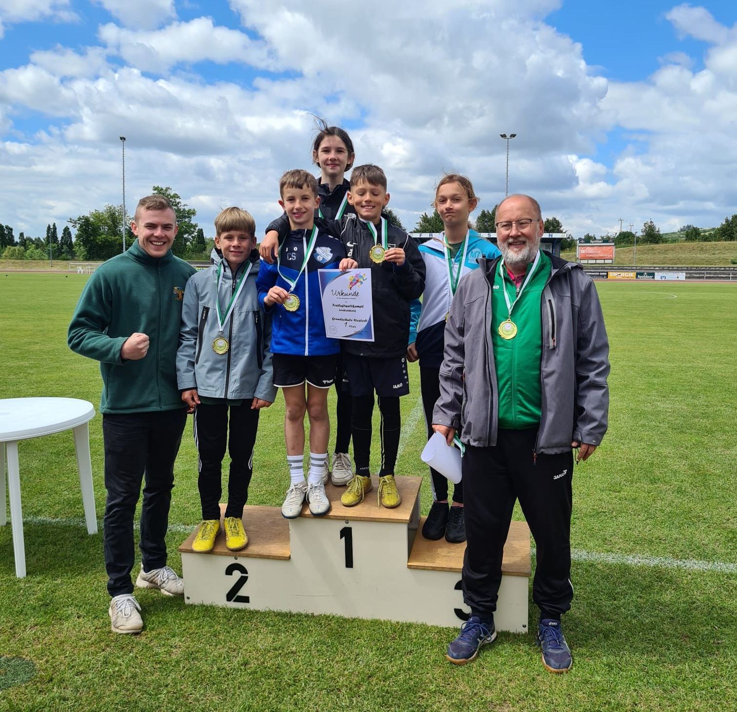Diese fünf Schülerinnen und Schüler der freien Grundschulen errangen den 1. Platz im Mehrkampf. Wir gratulieren herzlich und freuen uns, dass damit unsere
Schule den Kreismeistertitel tragen darf.
Riesiges Lob an euren Einsatz!