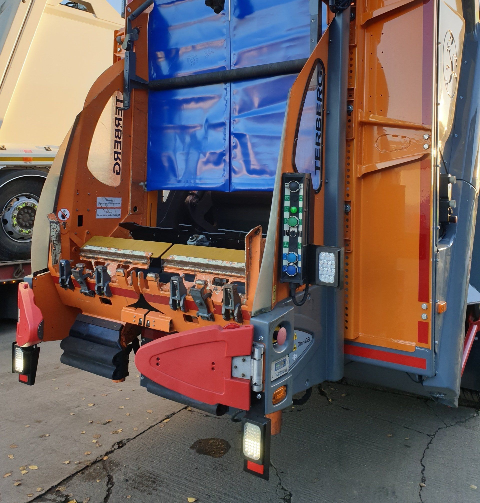 Terberg DEL 3 Bin Lift