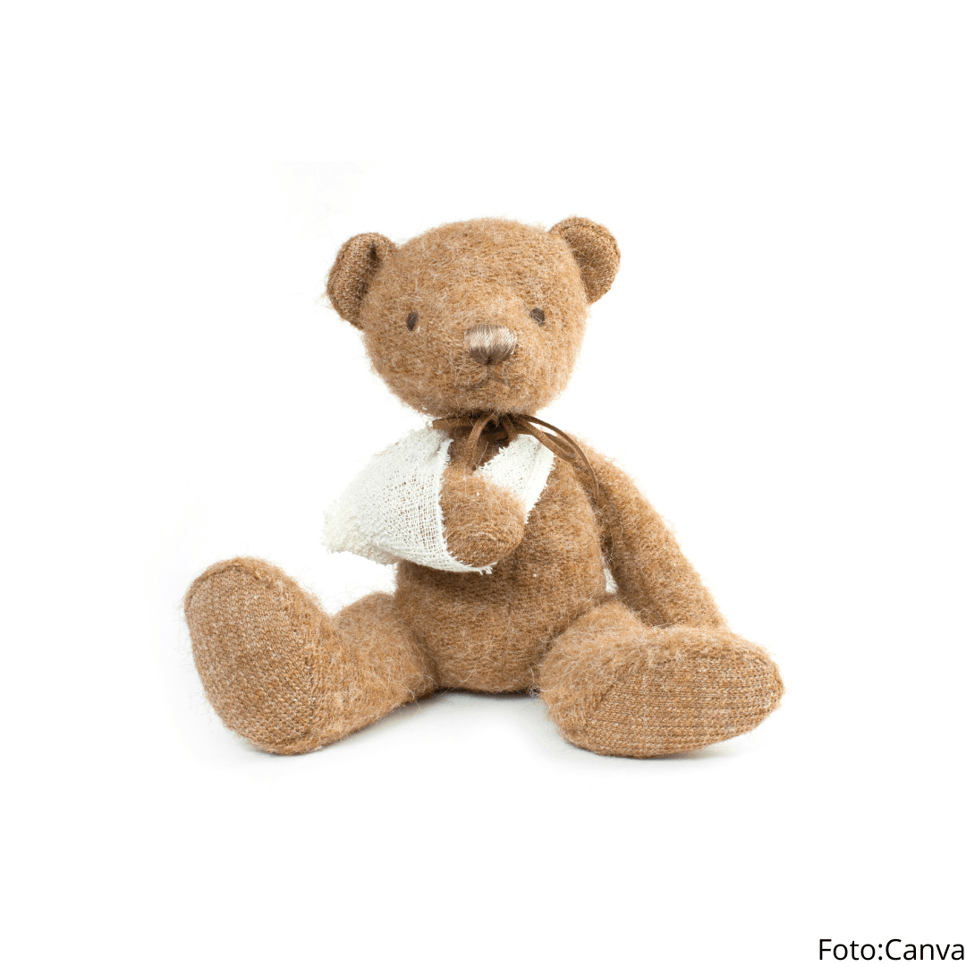 Armer Teddy hat Aua - Coachinghilft.de - Online-Coaching Teddy mit verbundenem Arm - Behandlung Armbruch als Vergleich zum Stress-Coaching