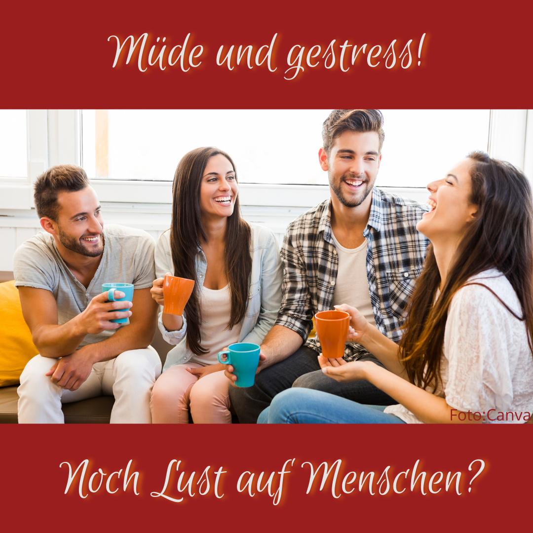 Das soziale Leben leidet unter Schlafmangel - Keine Lust auf Menschen - Online-Coaching Foto einer geselligen Runde mit der Beschriftung: Müde und gestresst - Noch Lust auf Menschen?