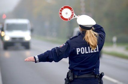 Polizeikontrolle Alkohol Drogen Polizeiwaffe Dienstwaffe Polizeiuniform Kontrollstelle