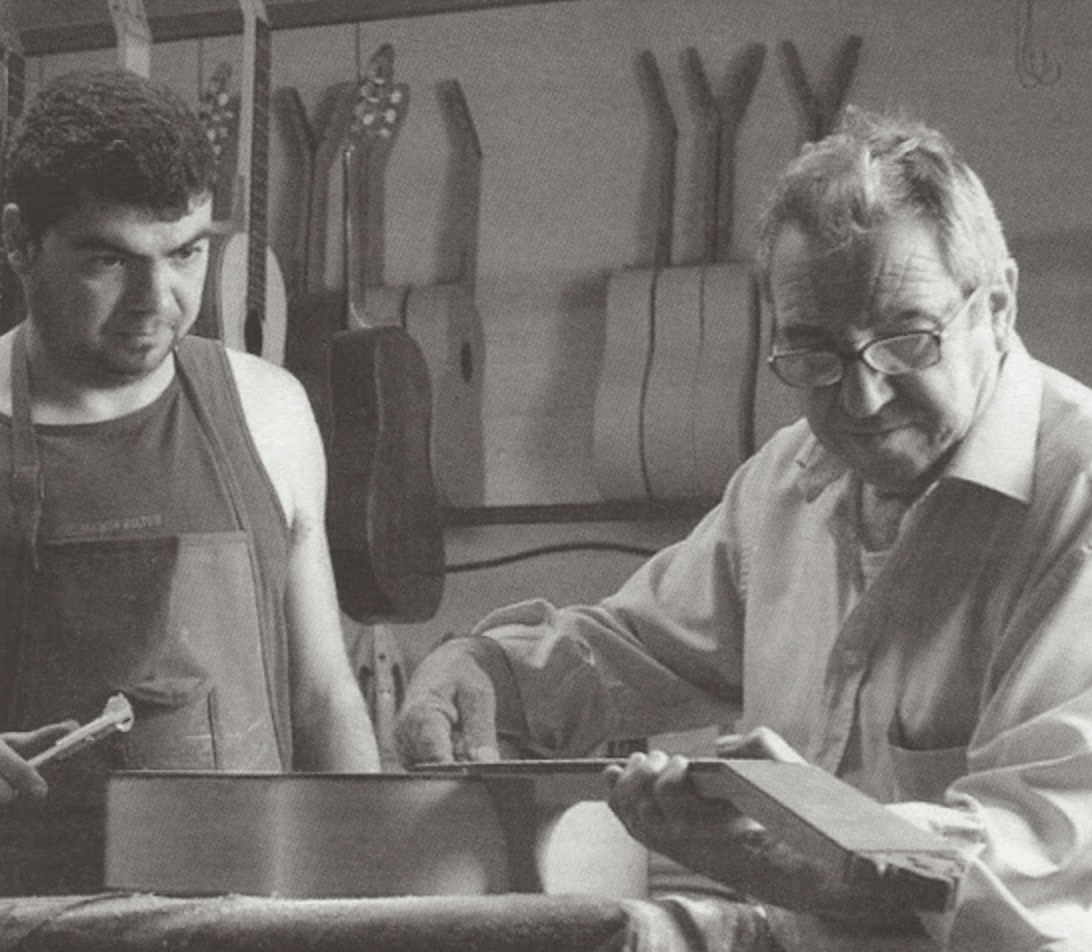 Valeriano Bernal - (1938-2018) gehört zu den berühmtesten Gitarrenbauern in Andalusien - rechts im Bild sein Sohn Rafael Valeriano Bernal - Flamencogitarren