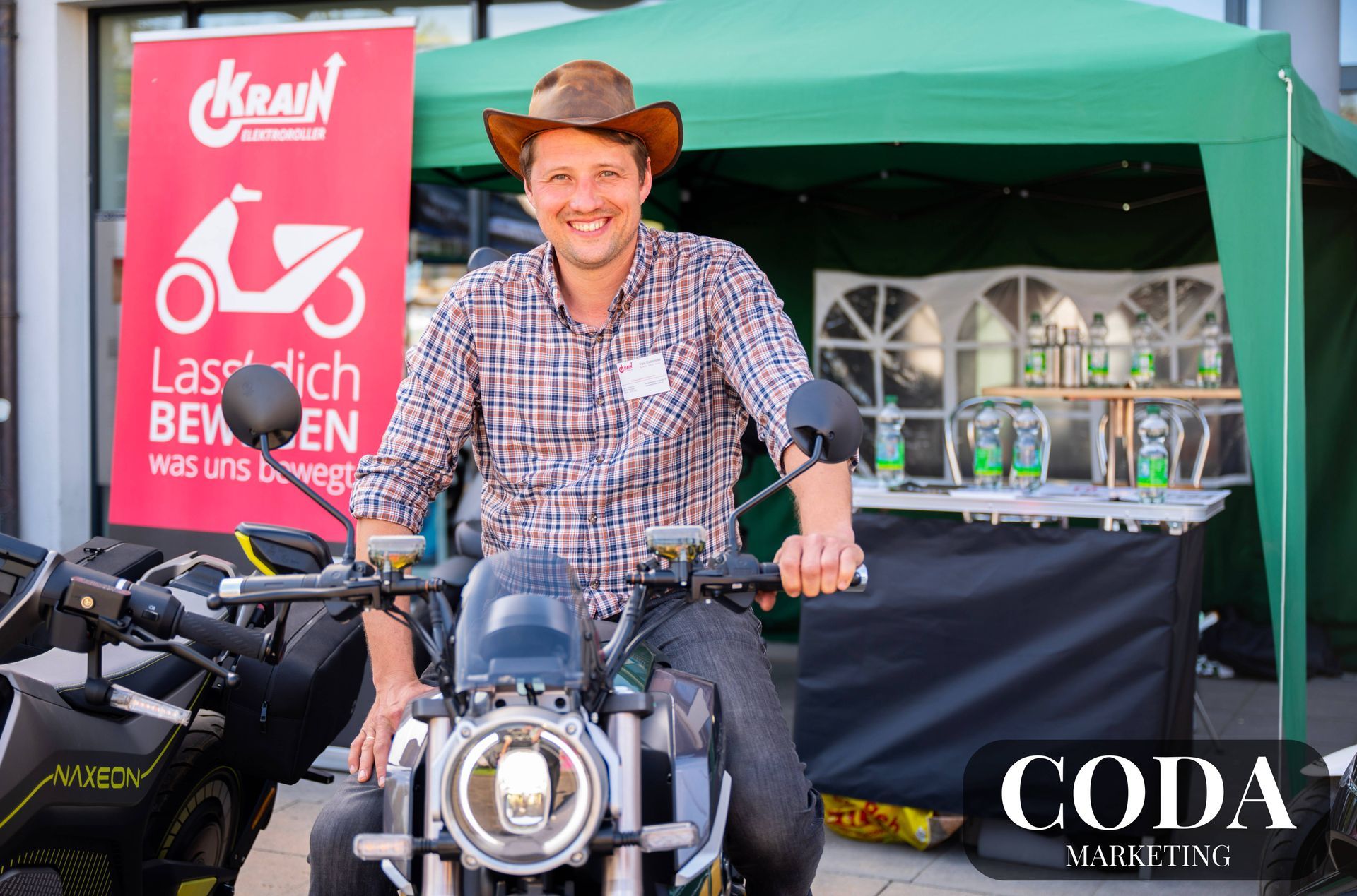 Mann auf Elektroroller Yadea Fierider