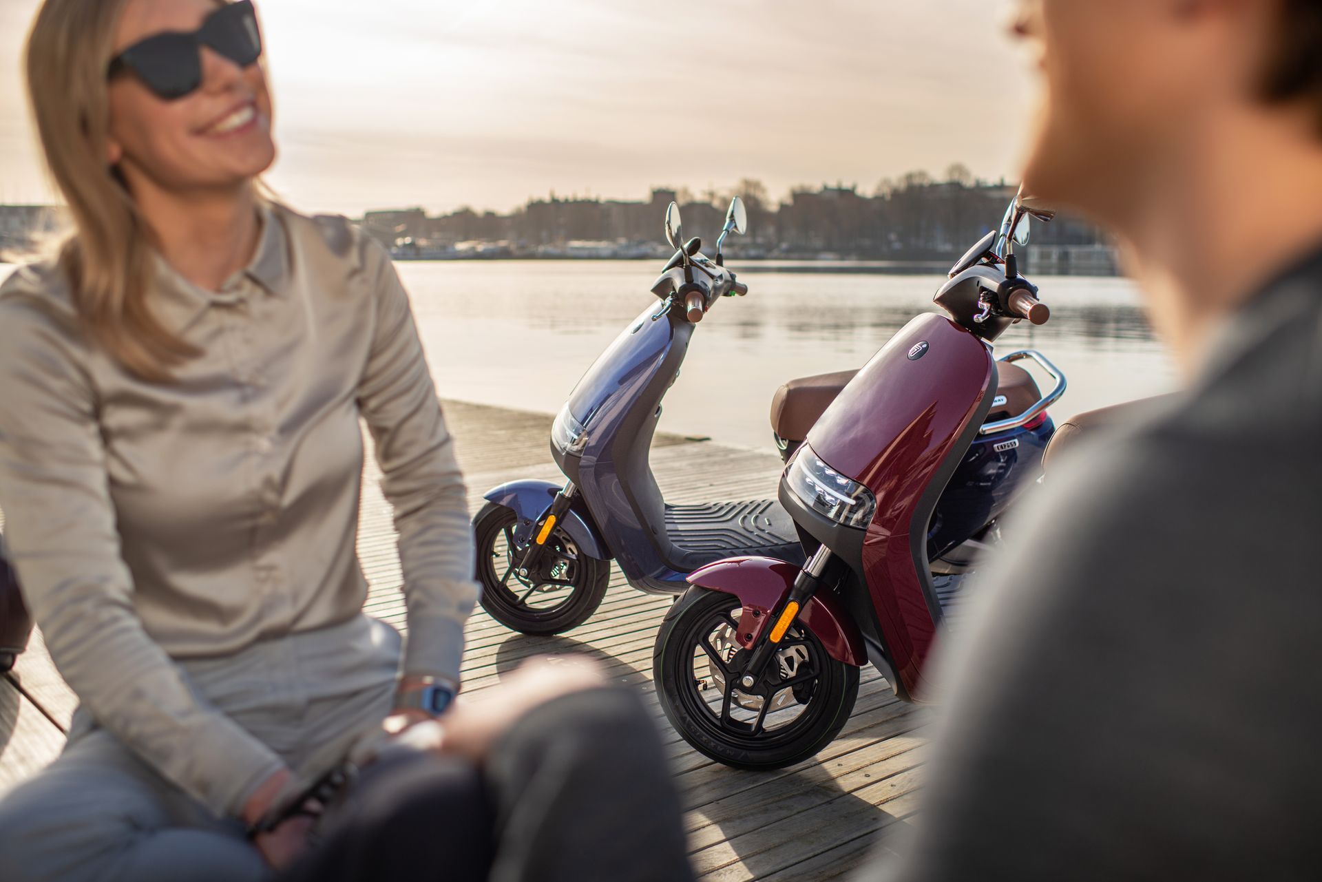 Roter und blauer Elektroroller Segway seitlich stehend Ein blauer Elektroroller Segway sowie ein roter Elektroroller Segway